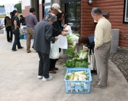 そばのほかにも採れたての野菜・山菜、そばもちなども人気でした