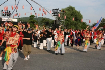 最後は参加チーム全員で総踊り