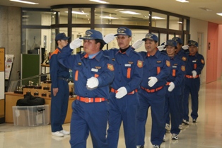 東通村消防団の礼式 纏（まとい）振り訓練2